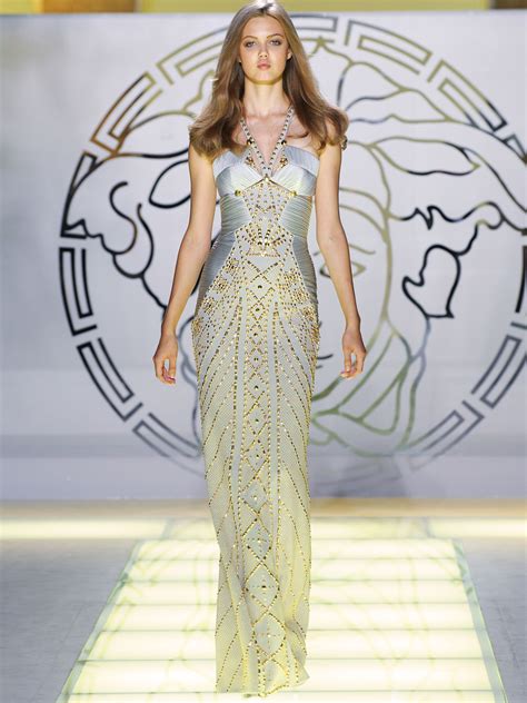 nuovo.stylist in versace|versace fashion designer.